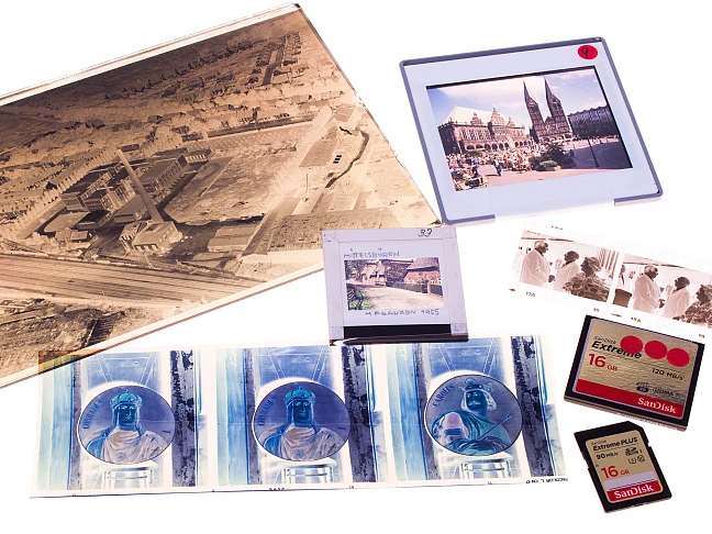 Dias, Fotos, Negative und Speicherkarten liegen auf einem Leuchttisch.