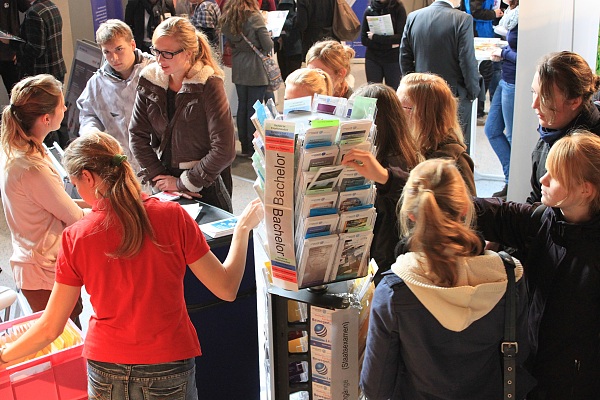 Viele junge Menschen an einem Stand auf der Messe.