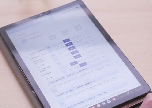 Ein Tablet, auf dem ein Sprachstandserhebungsprogramm zu sehen ist 