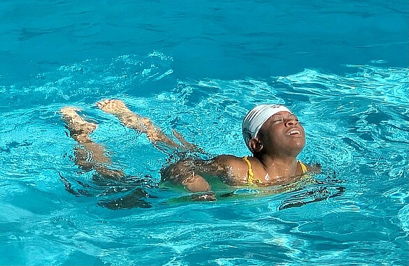 Jugendliche schwimmt im Wasser 