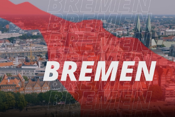 Eine Lehrerin mit Kindern im Klassenzimmer