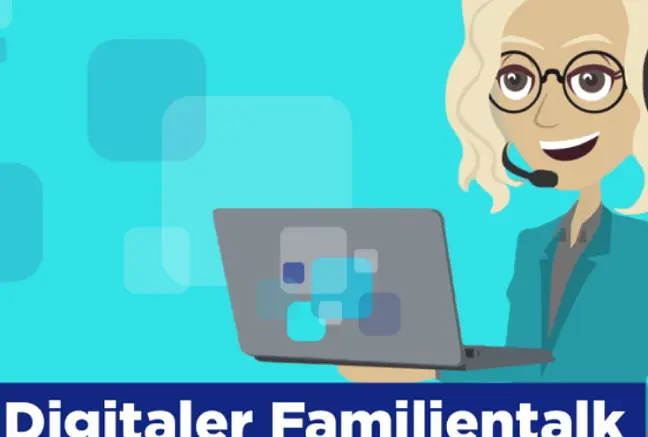 Eine Frau, die am Laptop sitzt und einer Videokonferenz zuhört