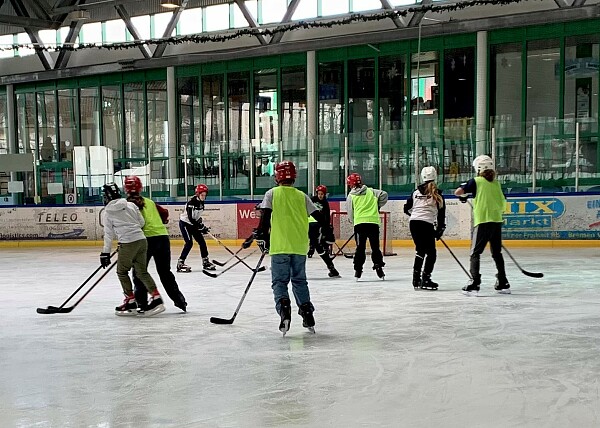 Eishockey Mannschaft der GSM beim Schul-Eishockey-Turnier