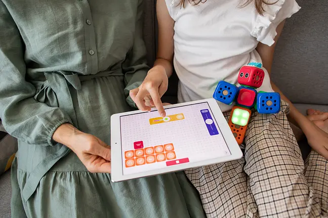 Zwei Kinder programmieren am iPad