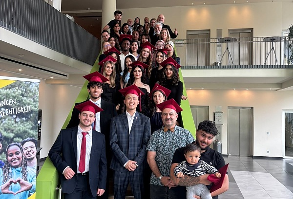 START-Absolvent:innen auf einem Foto 