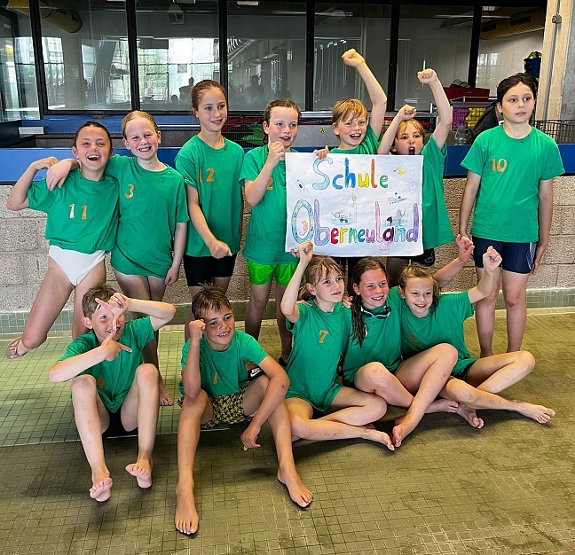 Grundschüler*innen beim Schwimmwettbewerb