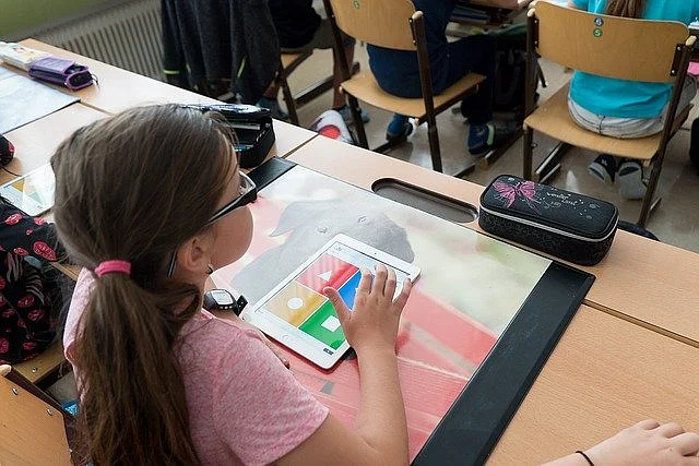 Hier sieht man ein Mädchen mit einem iPad
