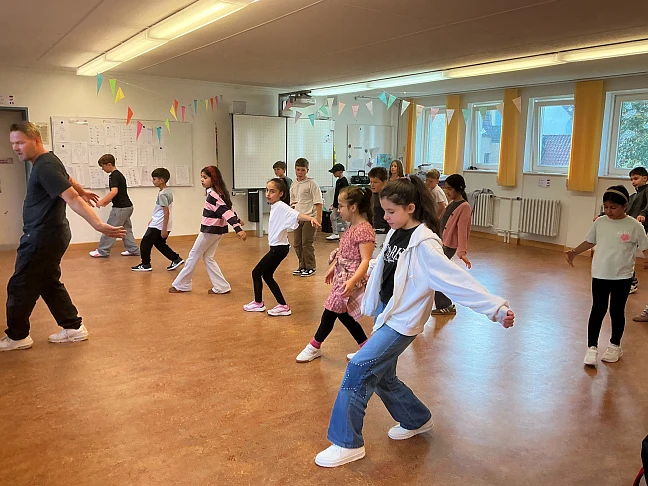 Kinder, die gerade Hip Hop tanzen