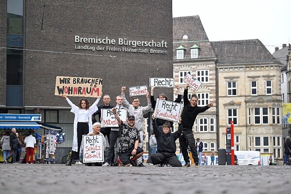Mitglieder der Wilden Bühne vor der Bürgerschaft