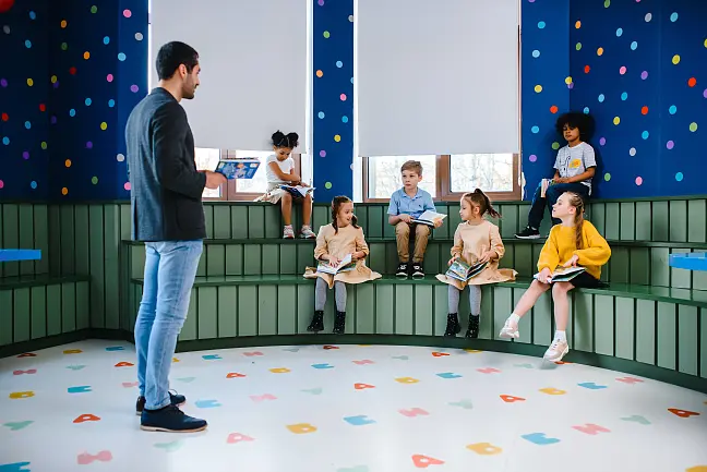 Eine Lehrerin, die einem Schüler hilft 