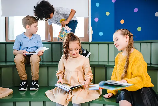 Kinder, die ein Buch lesen
