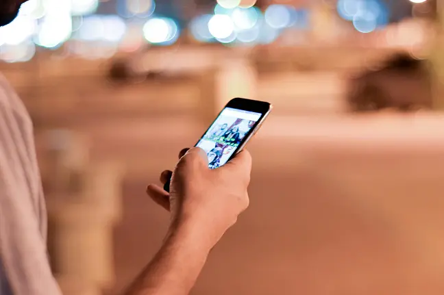 Frau, die ein Smartphone in der Hand hält