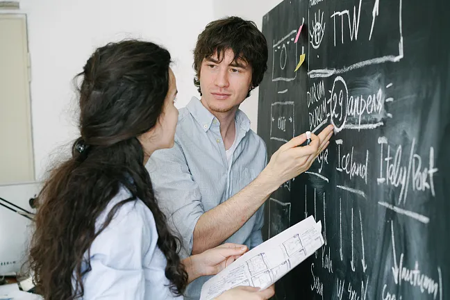 Schüler, die an der Tafel eine Sprache lernen