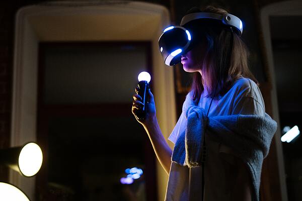 Hier ist ein junges Mädchen zu sehen, welches eine VR-Brille auf hat. 