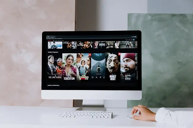 Hier ist ein Computerbildschirm zu sehen, auf dem Serien- und Filmcover eingeblendet sind. 
