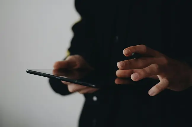 Person, die ein Tablet in der Hand hält