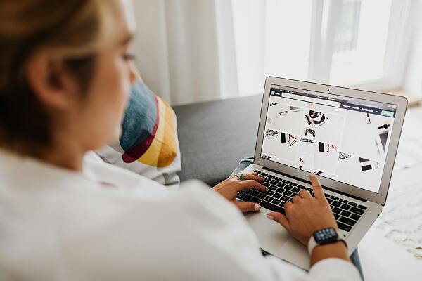 Frau, die an ihrem Laptop sitzt 