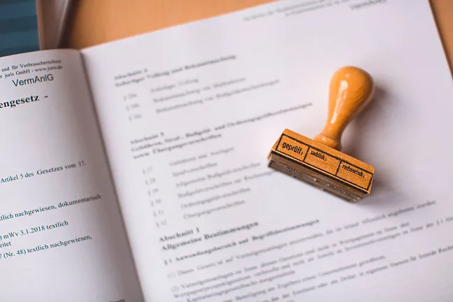 Dokument, auf dem ein Stempel liegt