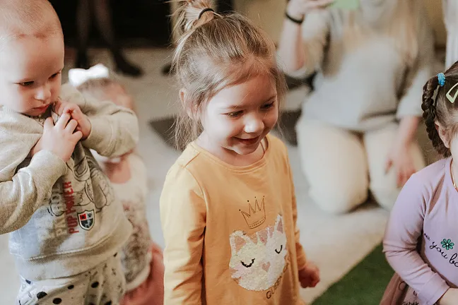 Kleine Kinder, die lachen