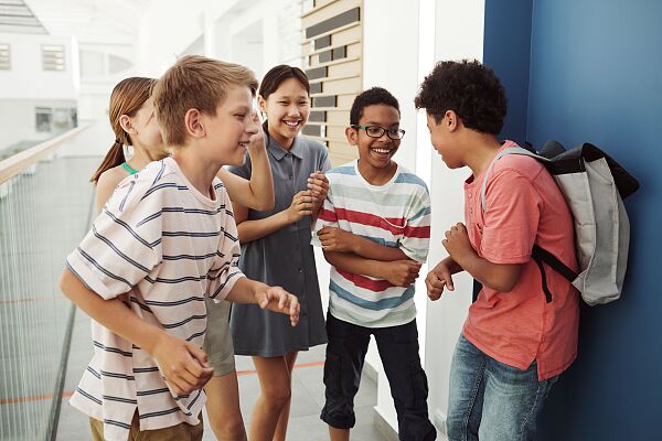 Schulkinder, die sich auf dem Flur unterhalten