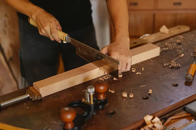Holzbank, auf der mit Holz gearbeitet wird