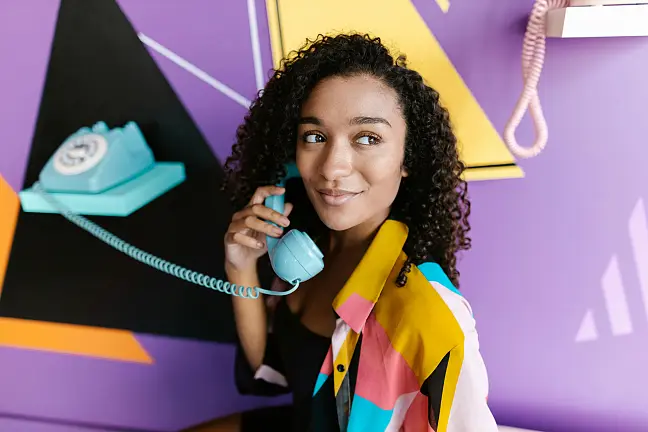 Eine Frau, die einen Telefonhörer in der Hand hat