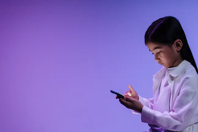 Mädchen mit einem Smartphone in der Hand 