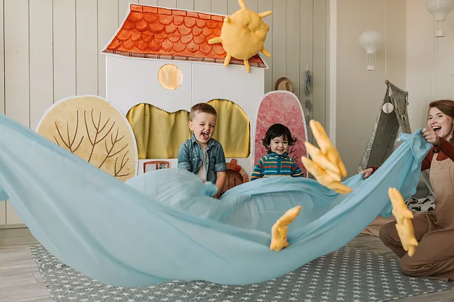Kinder, die spielen