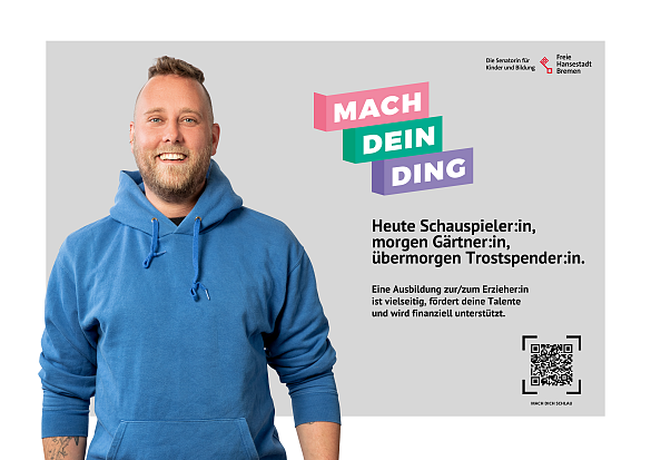 Kampagnen-Bild für die Erzieher*innenausbildung. Zu sehen ist Kai, ein Erzieher, der sich für die Kampagne als Testimonial zur Verfügung stellt