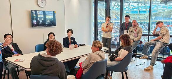 Schulfußballmannschaft trifft Präsidentin des Auswärtigen Amtes in China