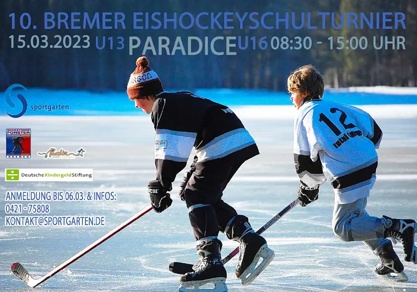 Zwei Kinder, die Eishockey spielen