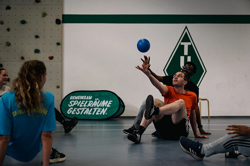 Trainierende, in einem Kreis stehend, auf einem Sportplatz
