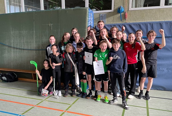 Floorball-Mannschaft, die sich über ihren Sieg freut.