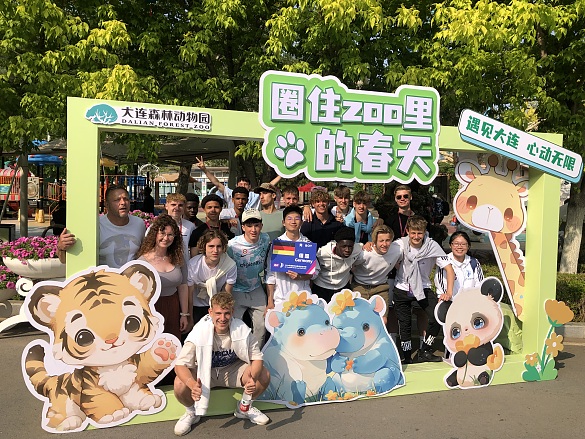 Die deutsche Jungen-Fußball-Mannschaft besucht den Zoo in Dalian