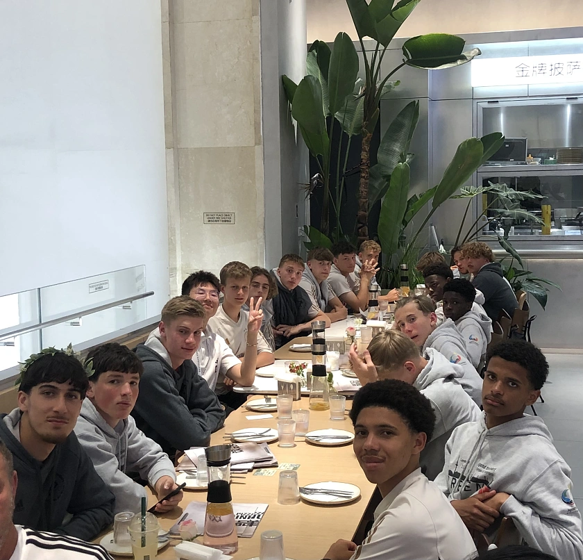 Fußballmannschaft beim Pizzaessen