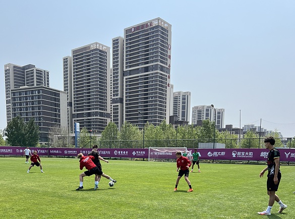 Fußballmannschaften spielen ein Turnier