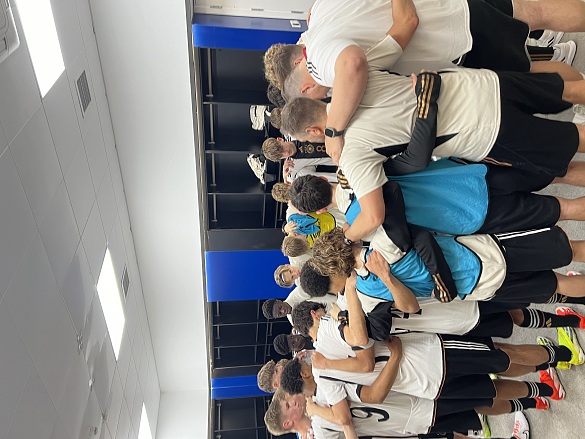 Schulfußballmannschaft Links der Weser in der Kabine