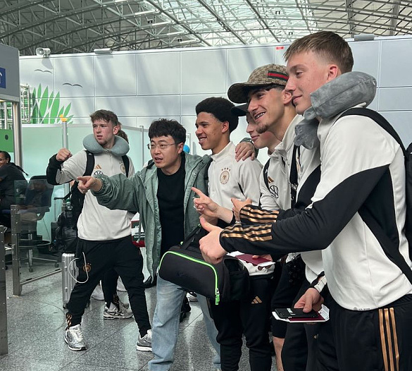 Schulfußballmannschaft in Dalian am Flughafen