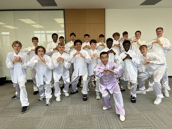 Yin und Yang Training. Gruppenfoto von der Mannschaft mit Kampfsportmeister