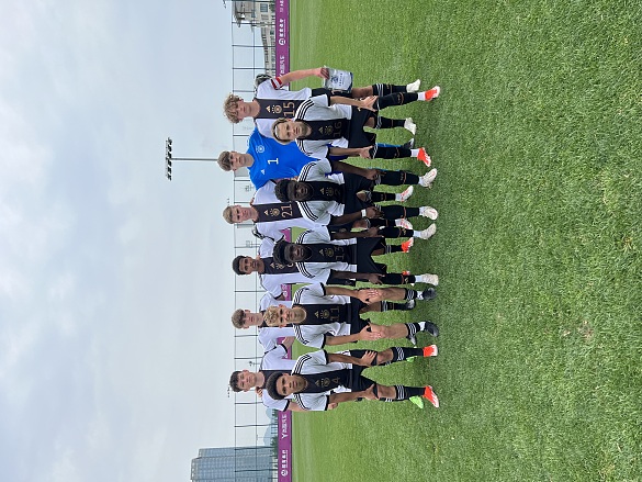 Die Schulfußballmannschaft auf einem Gruppenfoto