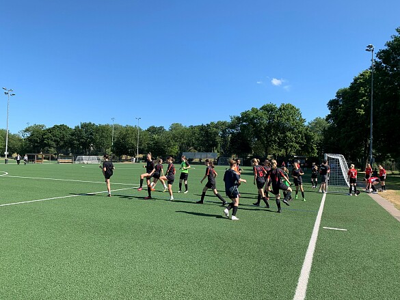 Mädchen spielen Fußball 