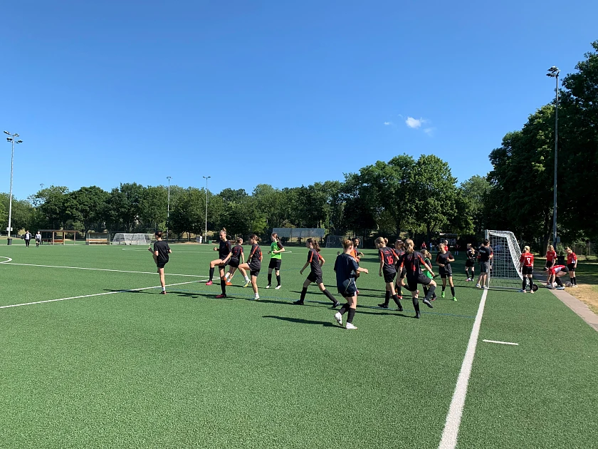 Mädchen spielen Fußball 