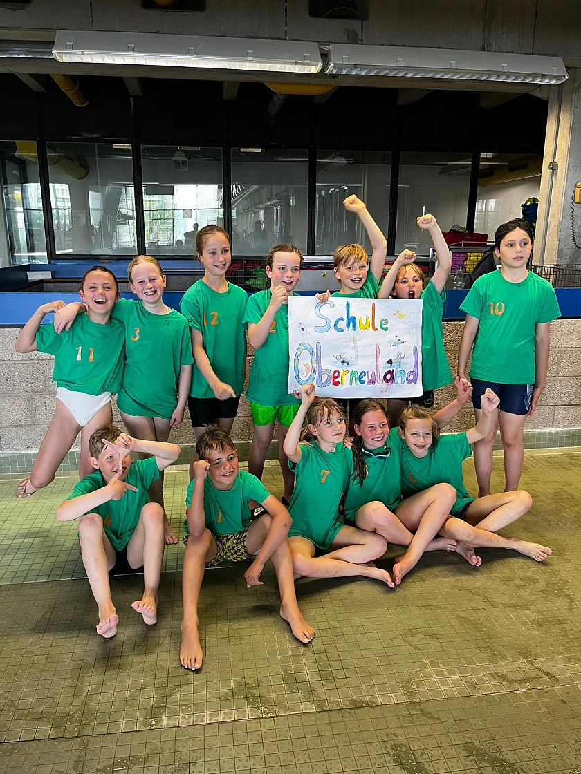 Grundschülerinnen und Schüler der Oberschule Oberneuland nach dem Schwimmwettbwerb.