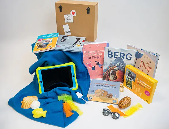 Eine Kiste mit Büchern, Bildkarten, Tablets...