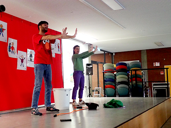 Theaterpädagog:innen auf der Bühne 