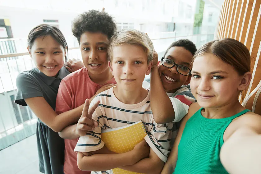 Eine Gruppe von Schüler:innen, die in die Kamera schauen 