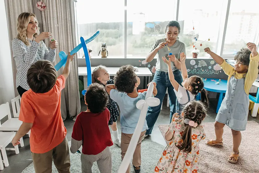 Kinder und eine Erzieherin 