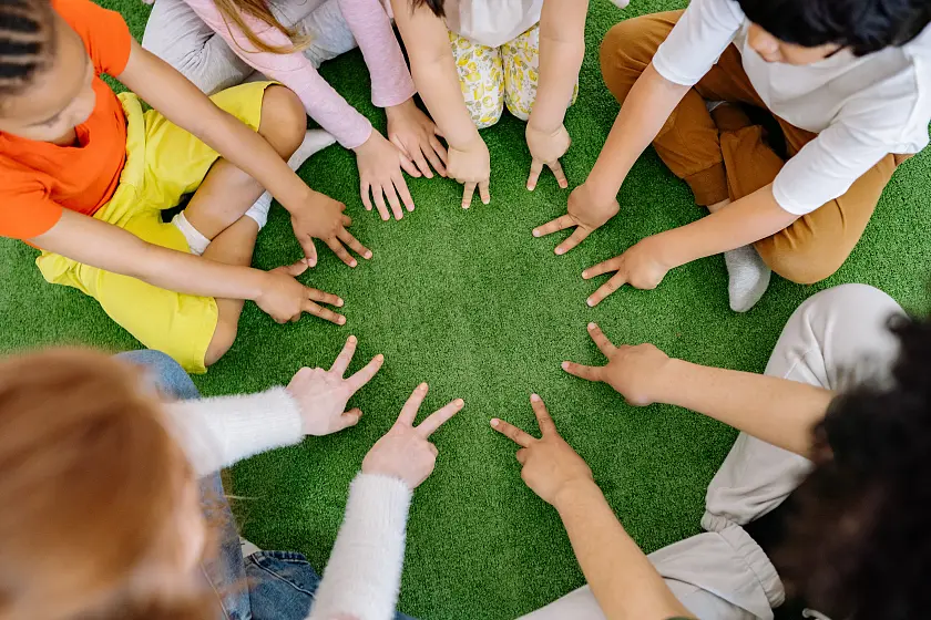 Kinder, die im Kreis sitzen 