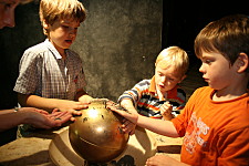 Kinder experimentieren mit Magneten